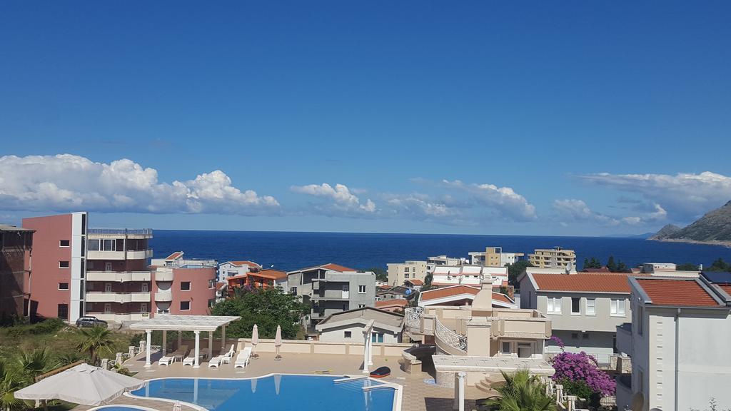 Apartments Diva Dobra Voda Luaran gambar