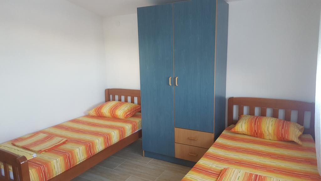 Apartments Diva Dobra Voda Luaran gambar