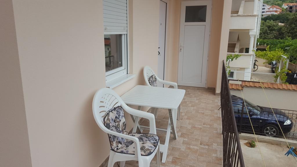Apartments Diva Dobra Voda Luaran gambar