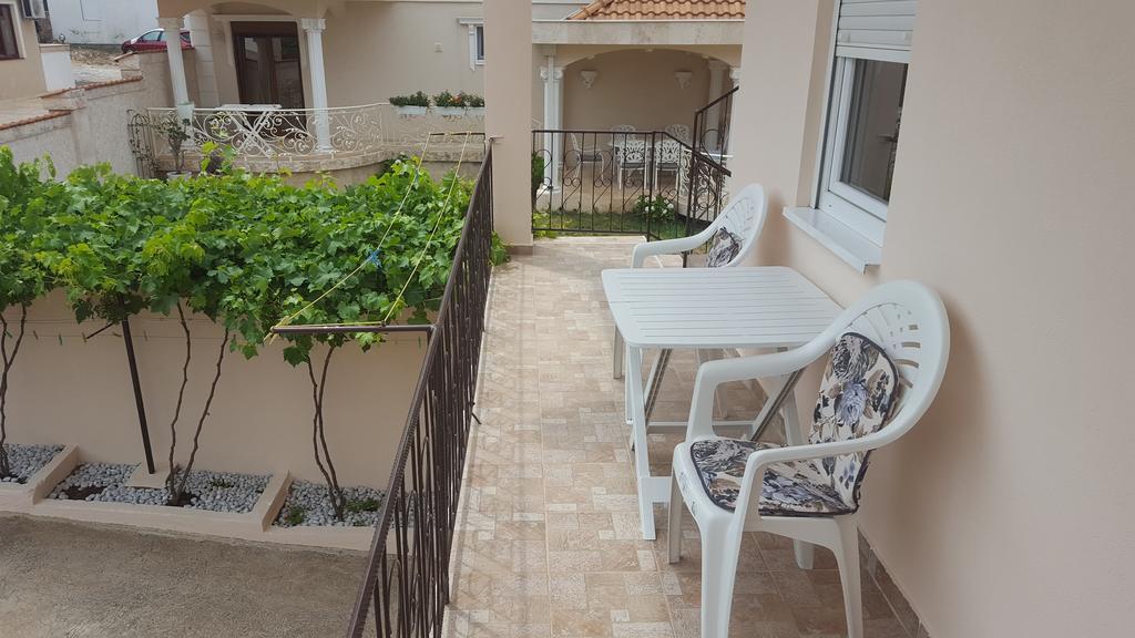 Apartments Diva Dobra Voda Luaran gambar