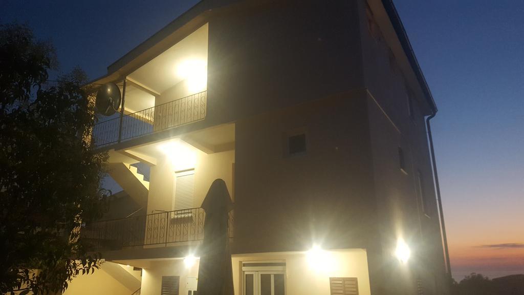 Apartments Diva Dobra Voda Luaran gambar