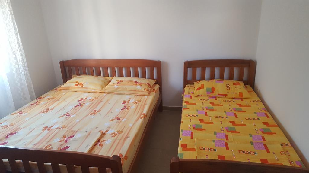 Apartments Diva Dobra Voda Luaran gambar